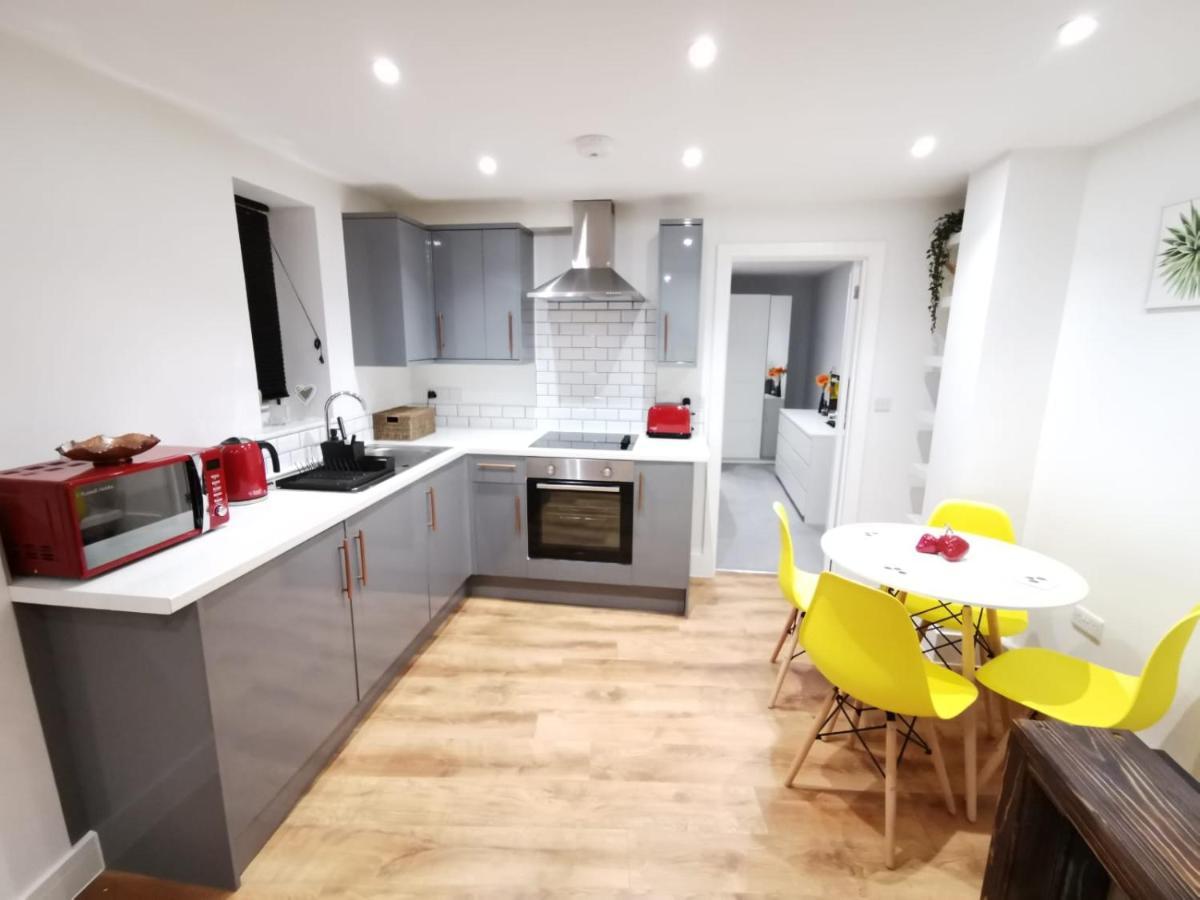 4 Sleeps And Travel Cot- Close To And Restaurants Apartment Bournemouth
